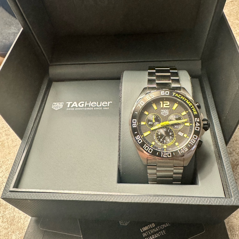 TAG HEUER FORMULA 1 CHRONOGRAPH 
Quartz, 43 mm, Steel
CAZ101AG.BA0842